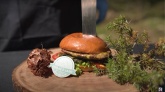 Smaki Lasu: burger z dziczyzną, majonezem jałowcowym i kiszonym czosnkiem niedźwiedzim [wideo]