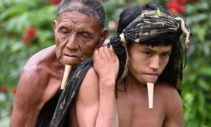 Niesamowite obrazki z Amazonii. 24-latek przez 12 godzin niósł swojego ojca na szczepienie