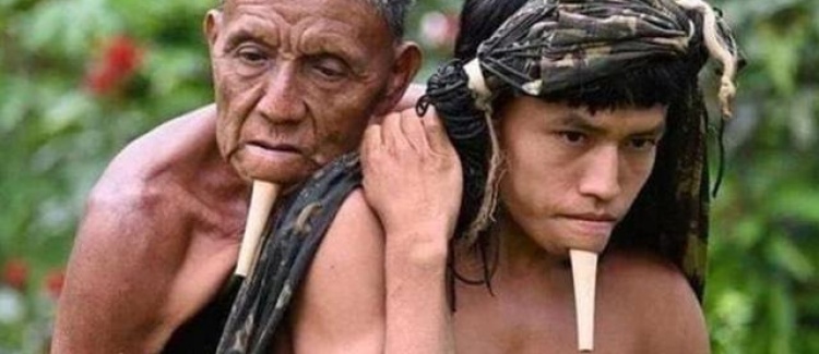Niesamowite obrazki z Amazonii. 24-latek przez 12 godzin niósł swojego ojca na szczepienie